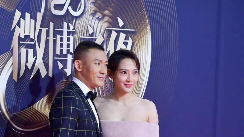 聂远|露肩粉裙大秀玲珑曲线，乍一看还神似应采儿，聂远老婆原来这么美