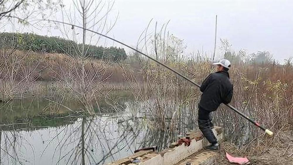 寒冬野钓鲫鱼，只能用这种钓法了，玩得好也能连竿