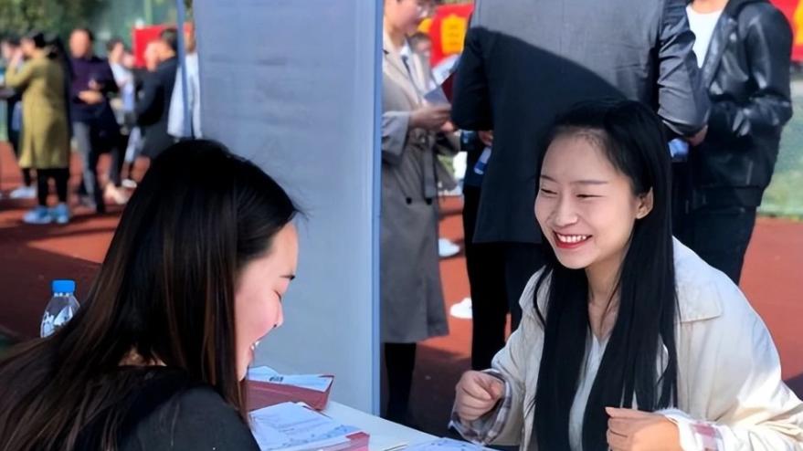 求职|“你找个锤子工作”，事业单位HR出言不逊，求职者回怼太解气