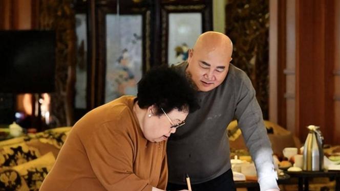 82岁陈丽华被曝婚变！与迟重瑞同框互不搭理，资产分配引发热议