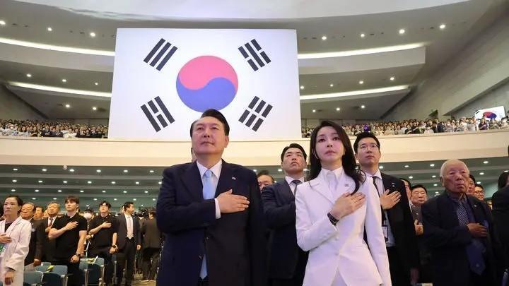 尹锡悦 韩国第一夫人不来公公葬礼！出席活动穿白裙状态好，尹锡悦好疲惫