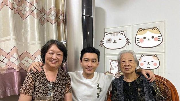 黄晓明返回家乡青岛享受海鲜盛宴，小海绵照片引发关注