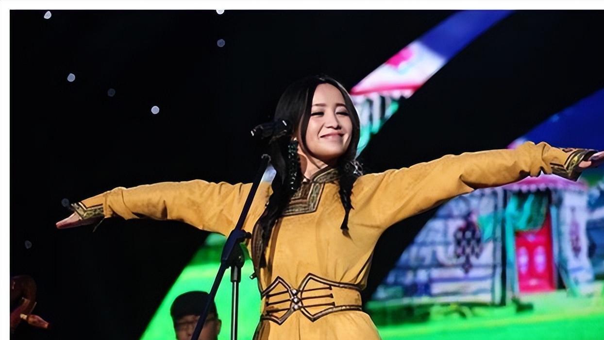 她连登5次春晚，却因为跟恩师同居怀孕，星途尽毁，55岁没人敢娶