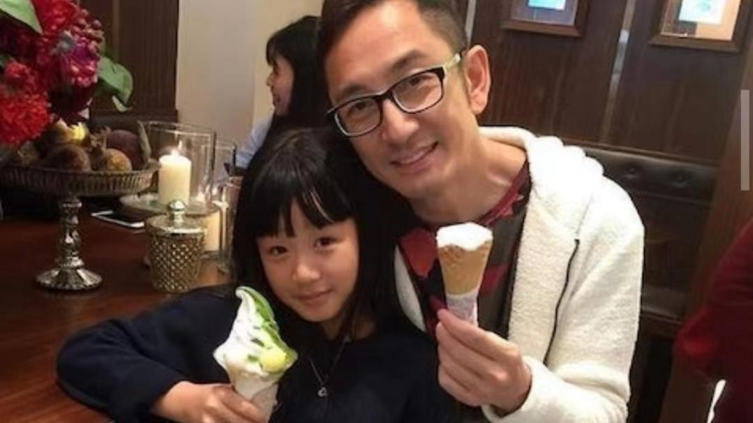 富贵！知名港星14岁爱女逛街手拎30万包包，平日衣着亦不乏名牌