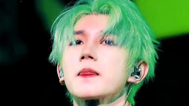 演唱会|王源演唱会新发型，头顶一片绿，整个演唱会现场都绿了