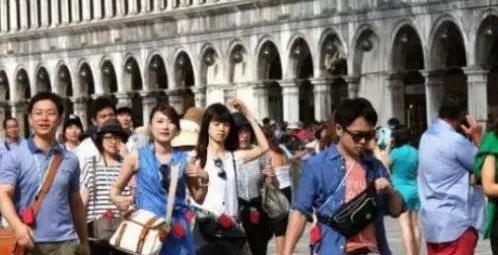 |外国游客不解：为何中国人旅游都带行李箱，背包不是更方便