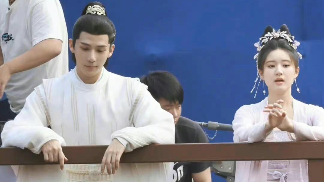 当红女星|曝当红女星和资源咖男星有染，男方睡粉，女方搞剧组夫妻睡了5人