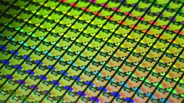 Intel推出“算力神器”：47个小芯片合一