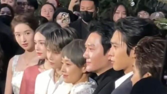 林允冯绍峰参加活动，女方眼神躲闪不敢看冯绍峰，网友直呼尴尬