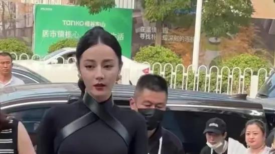 迪丽热巴新造型引争议，胯变宽大又被质疑生子，网友扒出更多猛料