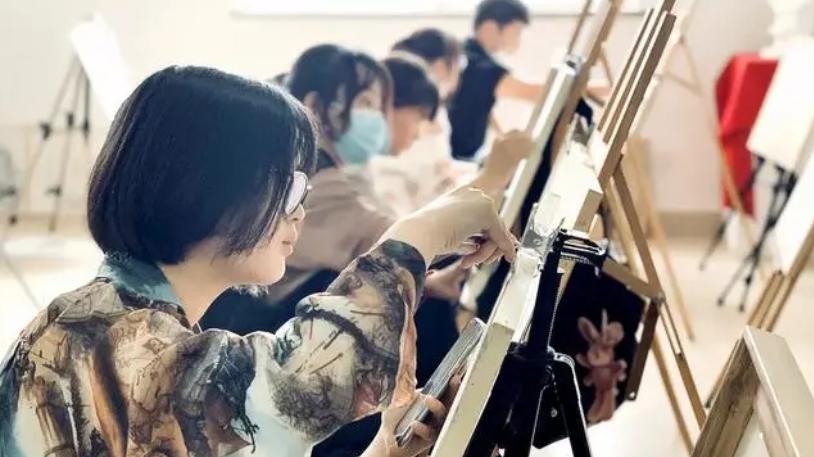 大学生|“没人脉就别碰”的3个专业，准大学生最好避开，看似热门却很坑