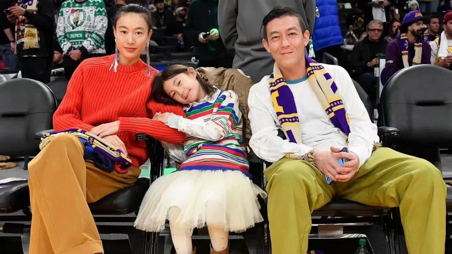 陈冠希一家三口看篮球赛：6岁女儿长高许多，越发像秦舒培！