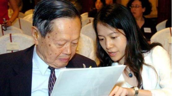 杨振宁被曝病危后立下遗嘱？高额退休金曝光，翁帆“野心”藏不住