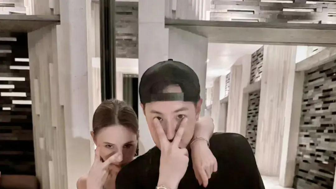 何超莲喝喜酒时也追星，合影陈妍希杨丞琳，不避王力宏，当信迷妹