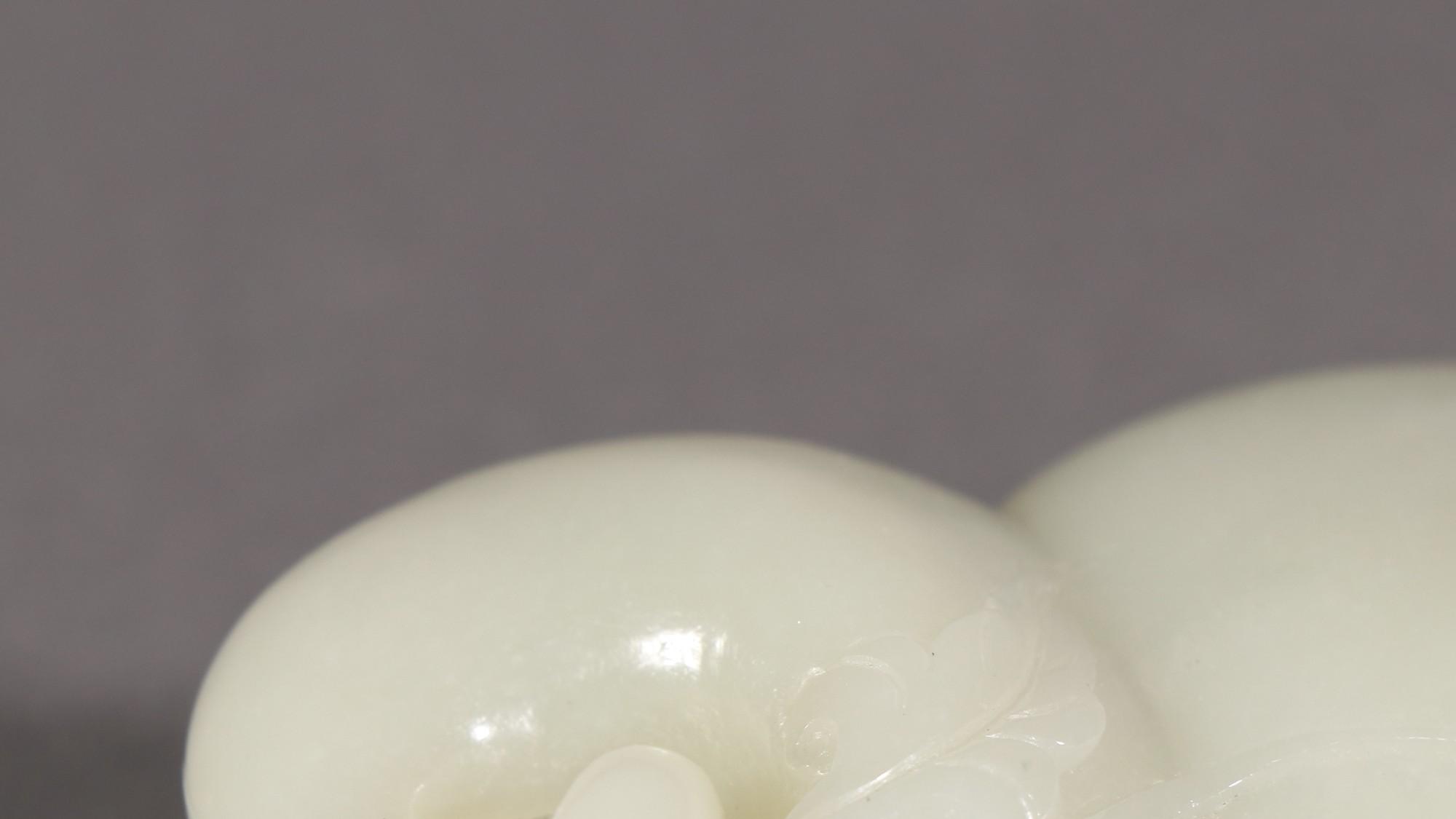 和田玉籽料|清 和田玉籽料葫芦形带活环盖盒