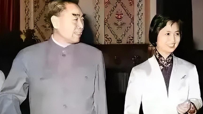 |这是周总理和陈毅夫人张茜的一张珍贵合影