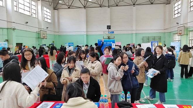 求职|应届生求职遇迷惑HR，被问能否提供生理服务，评论区让我瞪大双眼