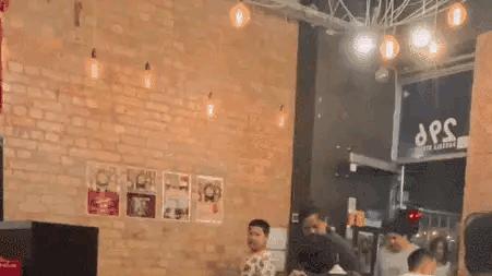 曝郭德纲移民澳洲住富人区，全家穿睡衣出门，8岁的儿子不上学争议