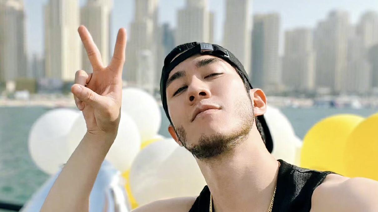 李治廷|恭喜！香港知名男星突然宣布已婚，与混血美女妻子在餐厅深情拥吻！