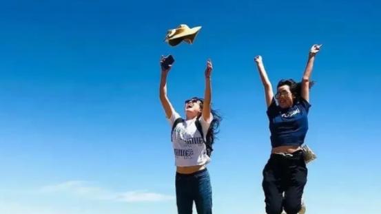 徐静蕾|徐静蕾和友人外出游玩，穿一身“烂大街”放飞自我，纯素颜依旧完美女神范