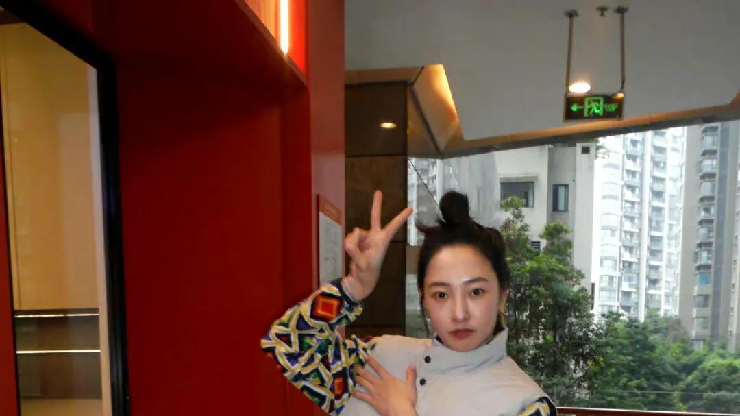 白百何|白百何走出“一指禅”阴霾！和肖战杀青后，放员工30假再度翻红！