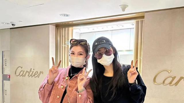 张柏芝|网友香港偶遇张柏芝，42岁近状保持超好，穿搭酷帅又飒又美