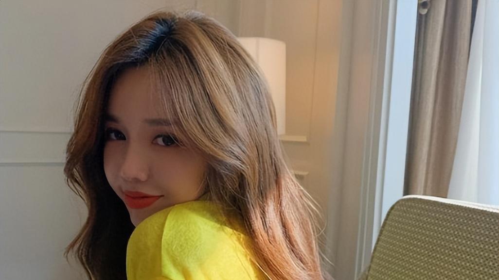 痞幼|网友偶遇痞幼包贝尔，女方遮盖纹身白到发光，包贝尔眼神引发热议