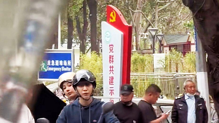 杨紫|惠州：杨紫街头拍戏，和范丞丞坐同一辆电动车上，30岁少女感十足