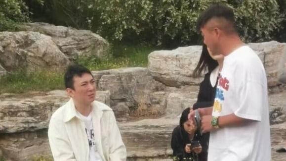 王思聪|王思聪买超参加好友婚礼，满脸惆怅疑不高兴，头发凌乱状态不佳