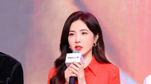 赵露思陈哲远宣传新剧，奇异站姿引发争议，网友吐槽没站相