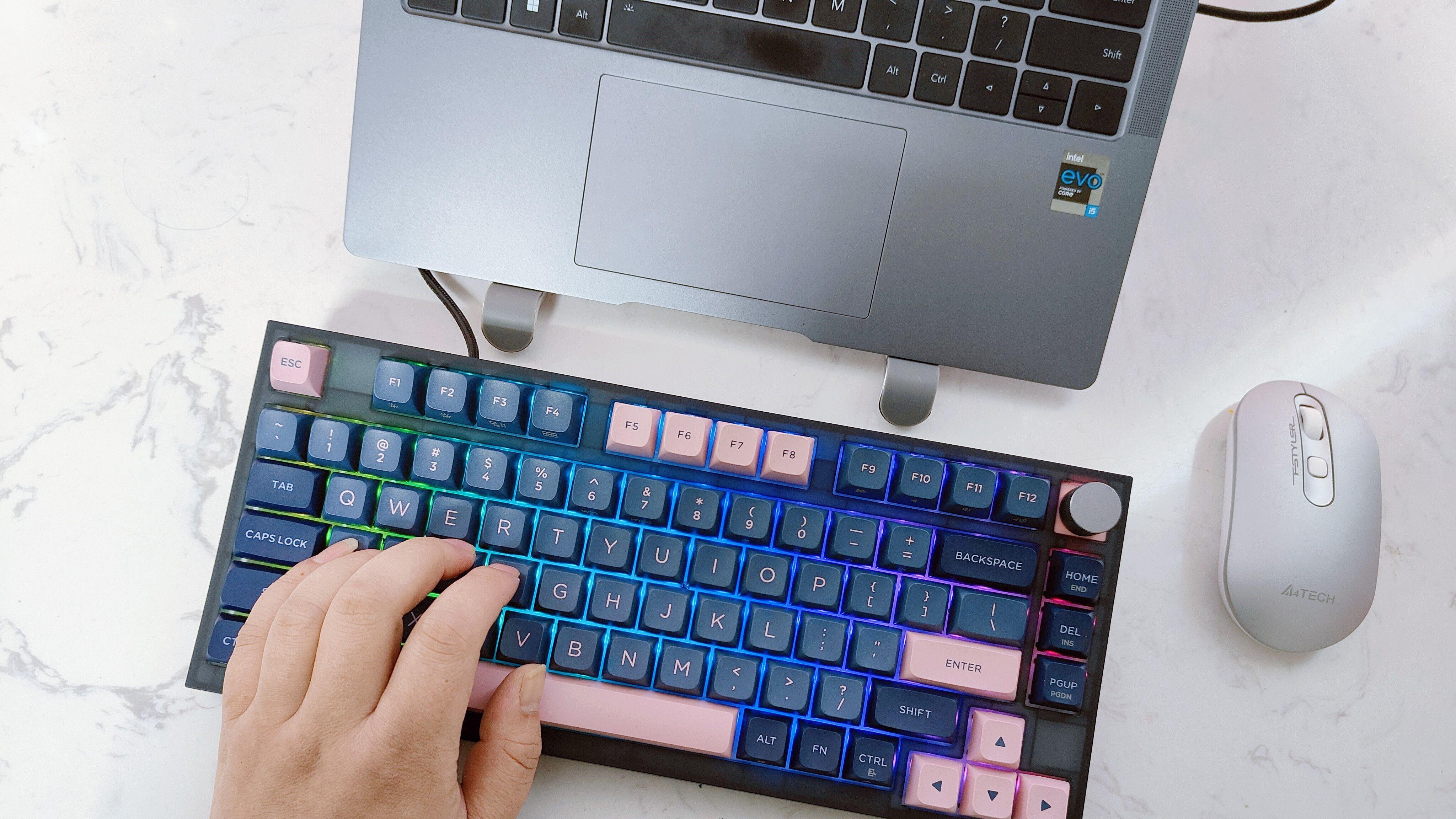 手感一流颜值出众，小呆虫GK75电竞机械键盘，年轻人的桌面装备