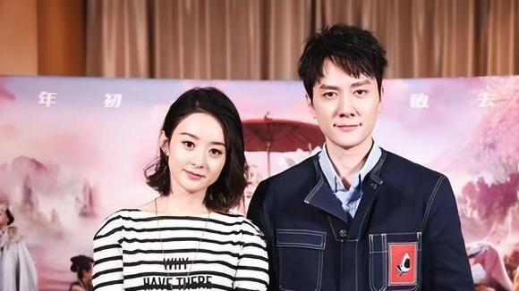 赵丽颖与冯绍峰携子共进晚餐，四岁的想想很高兴，一家三口首次出现在镜头前