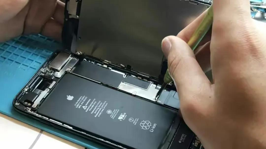 红米手机|小米换电池不到200元，苹果换电池688元，苹果凭什么那么贵？