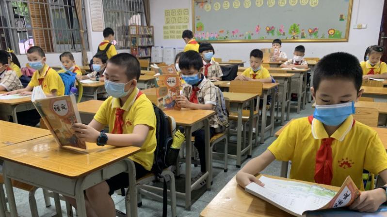 教师|这是看人下菜碟？某小学按父母职业、学历安排座位，回应却称误会