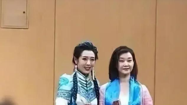 宋祖英“原装脸”就是抗老，快60了还穿粉西装，皮肤饱满嫩如少女