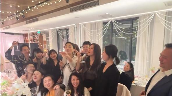 海哈金喜|李亚鹏办周岁宴，海哈金喜和继女李嫣合影曝光，同父异母姐妹同框