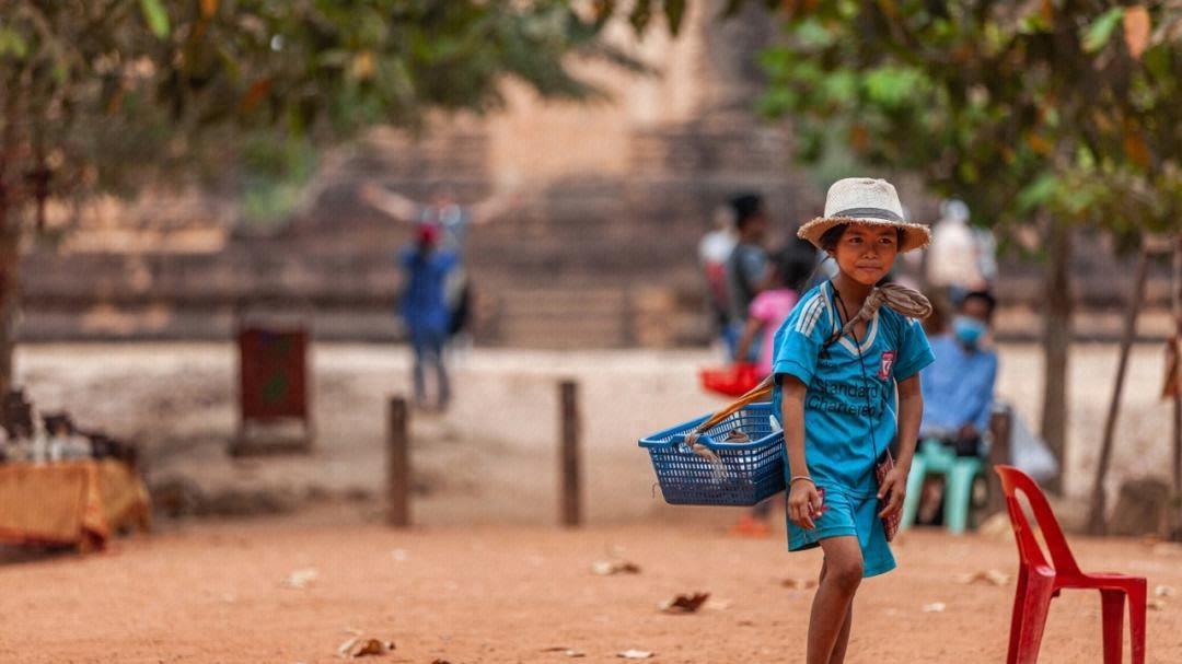 中华小姐回应牙齿被拔光，穿赵露思同款衣服摆拍，耳朵被割戴义耳