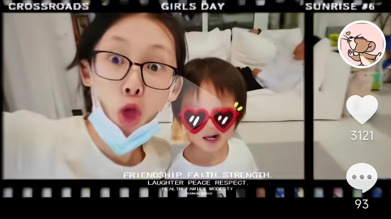 郑恺老婆分享2023幸福时刻，一家九口全家福曝光，三代同堂好有爱