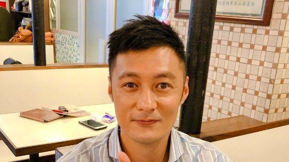 余文乐晒与女儿一起洗澡照片，拍摄视角引争议，自称很享受引众怒