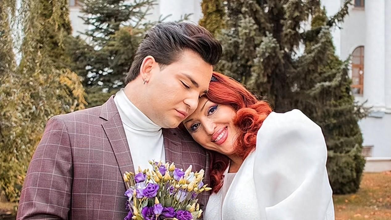 外国音乐家收养一位14岁男孩，养子最终变老公，相差31岁的两人结婚了