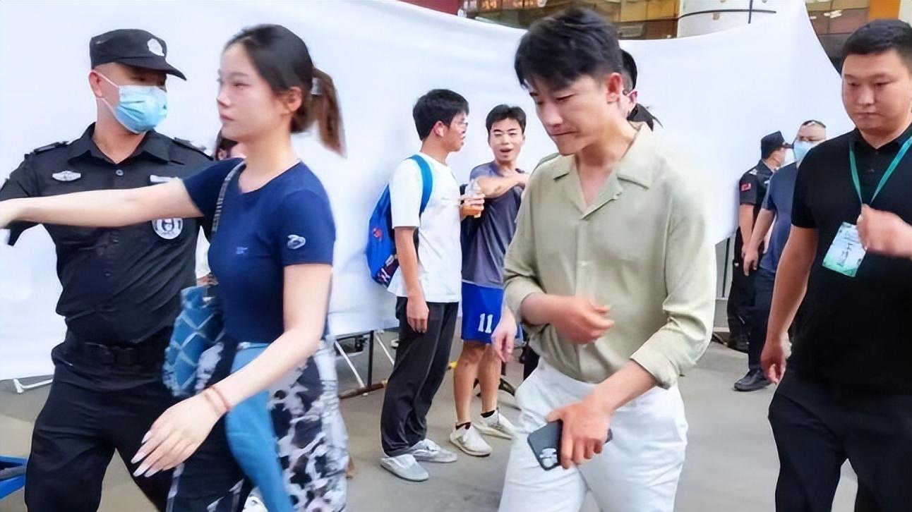 黄轩|黄轩与ABC女友穿情侣装住酒店，贴心帮拿水杯，传已过完天价大礼