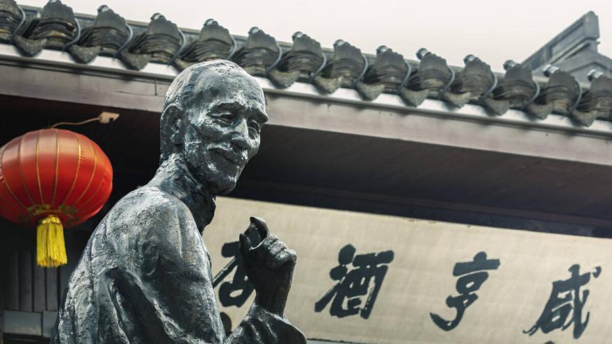 招聘|学历成孔乙己的“长衫”？酒店到某211高校招服务员，破大防了