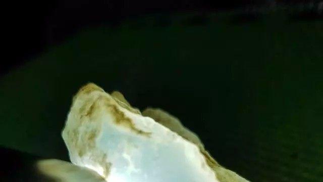 别看个头小浓缩是精华，小小原石切出玻璃种翡翠挂件！