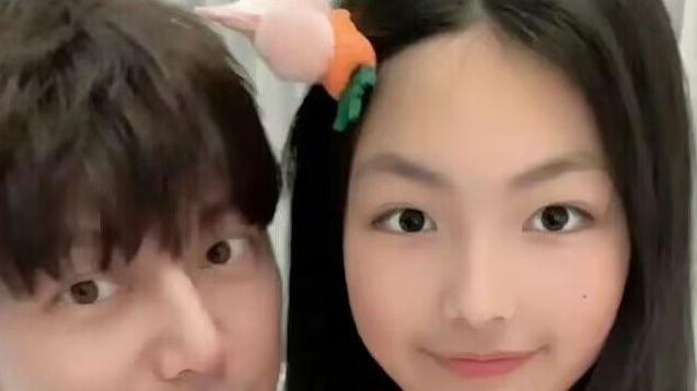 何炅|王诗龄晒与何炅合照，时隔多年再次同框，网友感叹何炅不会老