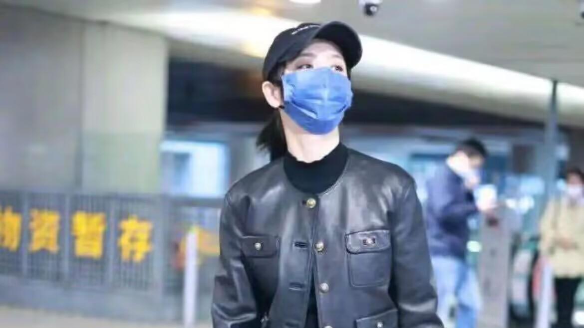 穿衣搭配|佟丽娅带火了一种搭配叫“上面去上班，下面去开荒”，真新潮！