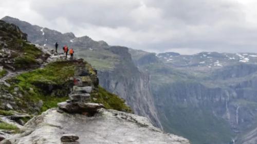 欧洲旅游|挪威之旅，挑战“恶魔之舌”，伸脚就是万丈深渊