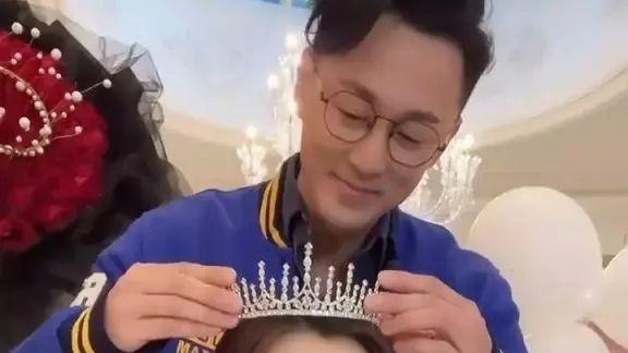 林峰|林峰为富婆粉丝庆生引网民热议：靠关系定靠钞能力？