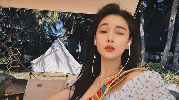 郭可盈|二胎？张馨予情人节官宣喜事！小腹微凸手遮肚，何捷摸长发好温柔