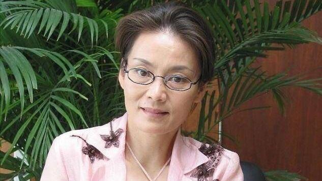 发型 60岁女人：想比同龄人更显气质，穿搭和发型是关键，看潘虹就知道