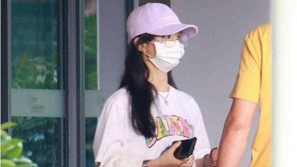 赵丽颖重新找到颜值巅峰，牛仔短裤搭配粉色短袖重回18岁！